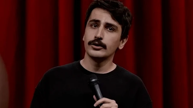 Deniz Göktaş isimli sözde komedyen kutsal kitabımız Kur'an-ı Kerim ile alenen dalga geçti