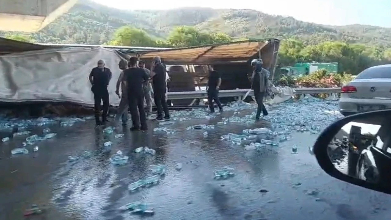 Su yüklü tır hızlı tren köprüsü ayağına çarptı