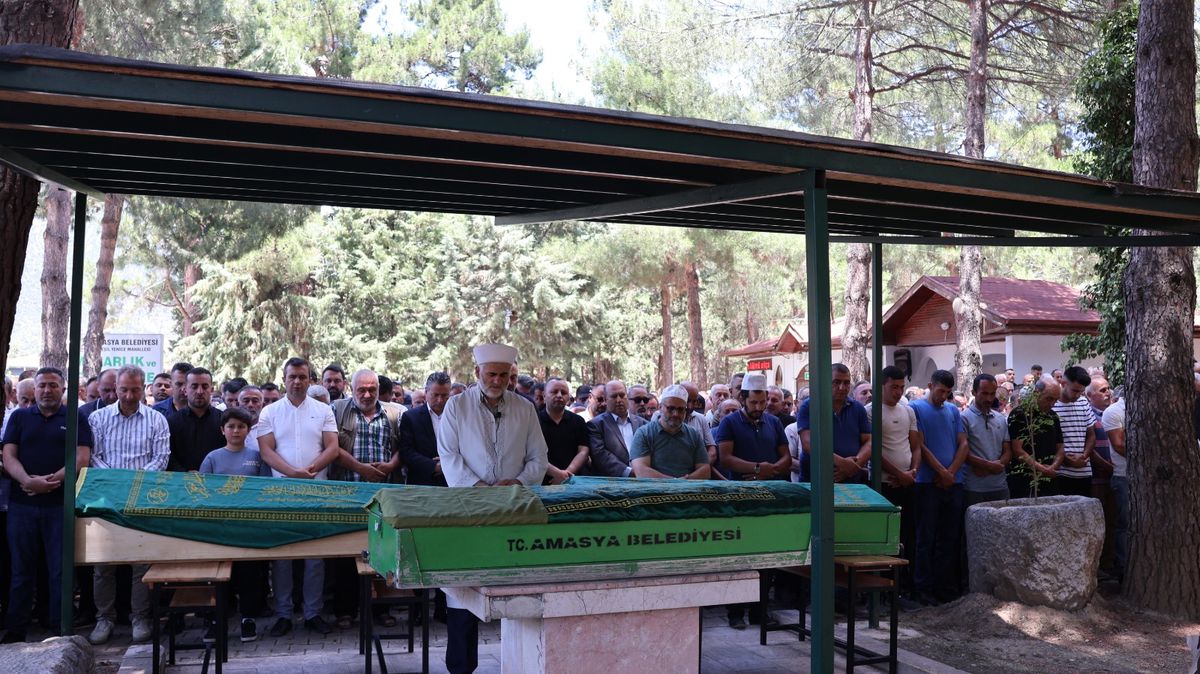 Amasya'daki kazada ölen anne ve 2 oğlu toprağa verildi