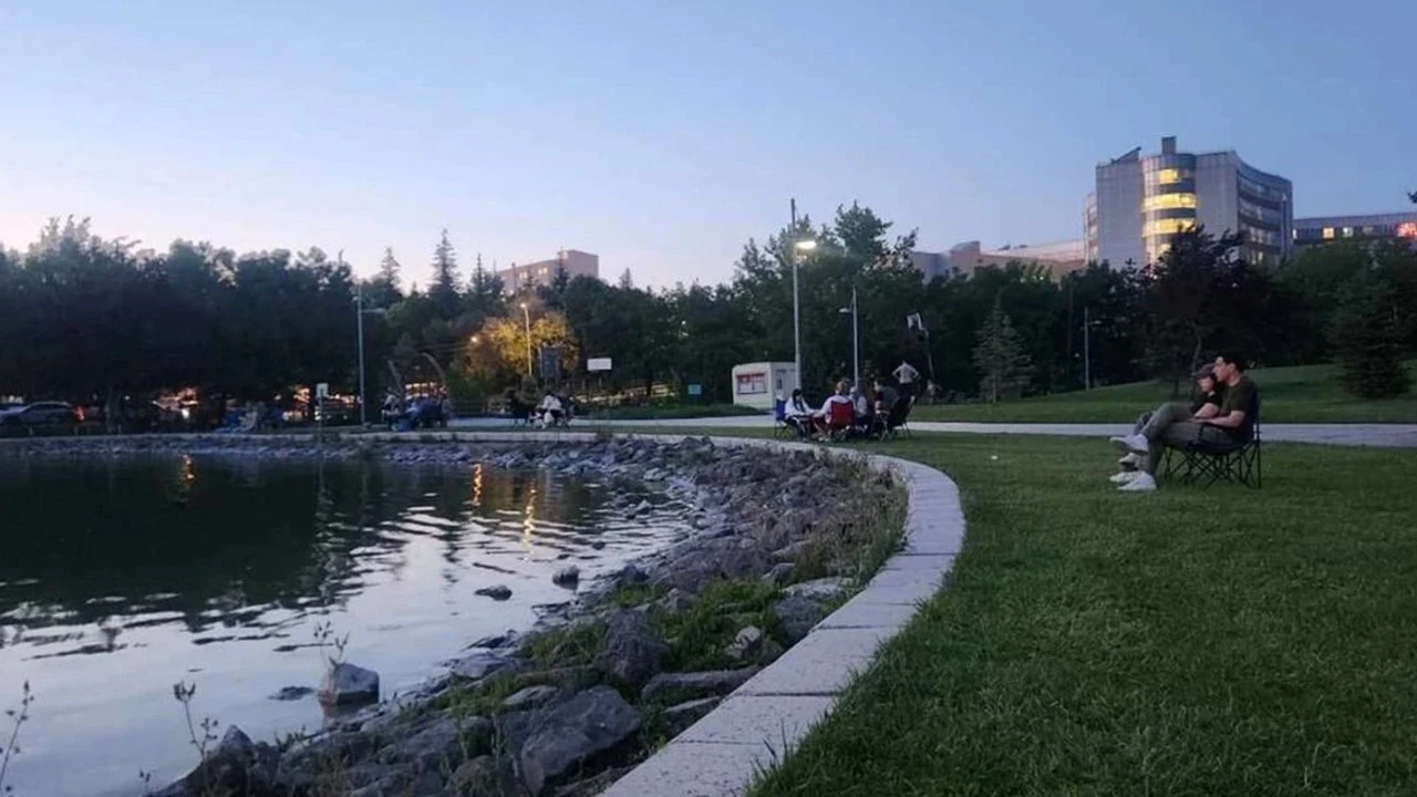 Eskişehir'de yaz akşamlarının yeni adresi oldu: Açık hava sinemasına yoğun ilgi