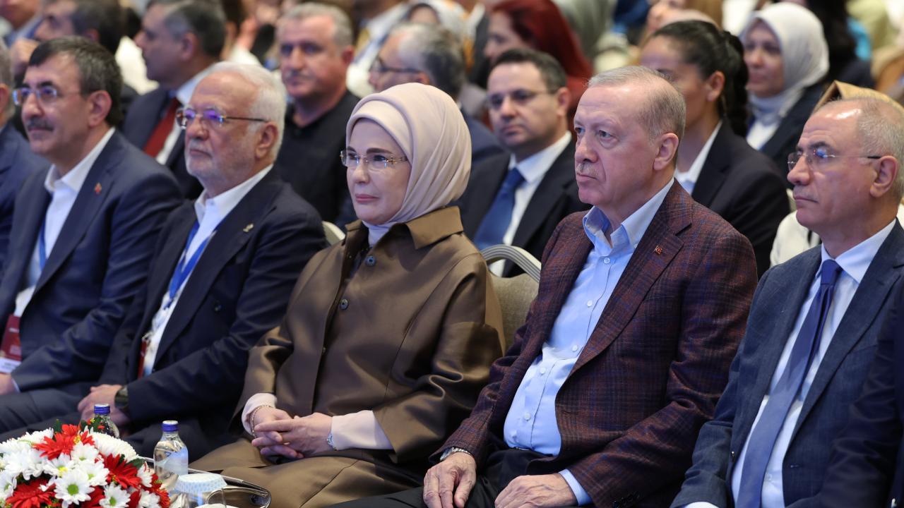 Emine Erdoğan: Yeni yol haritasının ülkemizin geleceğine katkı sunmasını temenni ederim