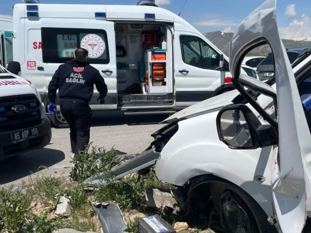 Van'da iki otomobil çarpıştı: 4 ölü 2 yaralı