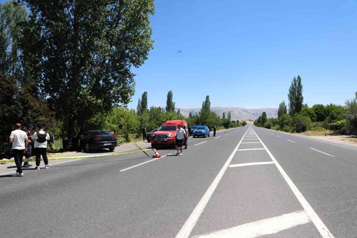 Otomobil ağaca çarptı: 2 ölü, 4 ağır yaralı