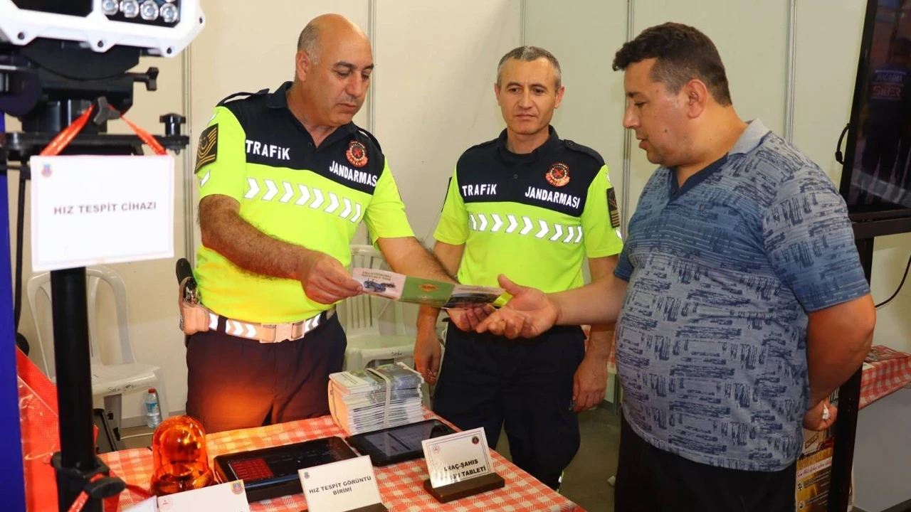 Jandarma vatandaşları Bilecik Tarım Fuarında bilgilendirdi