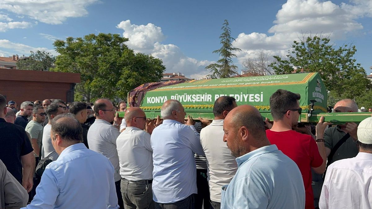 Tur midibüsünün devrildiği kazada ölenler, Konya'da toprağa veriliyor