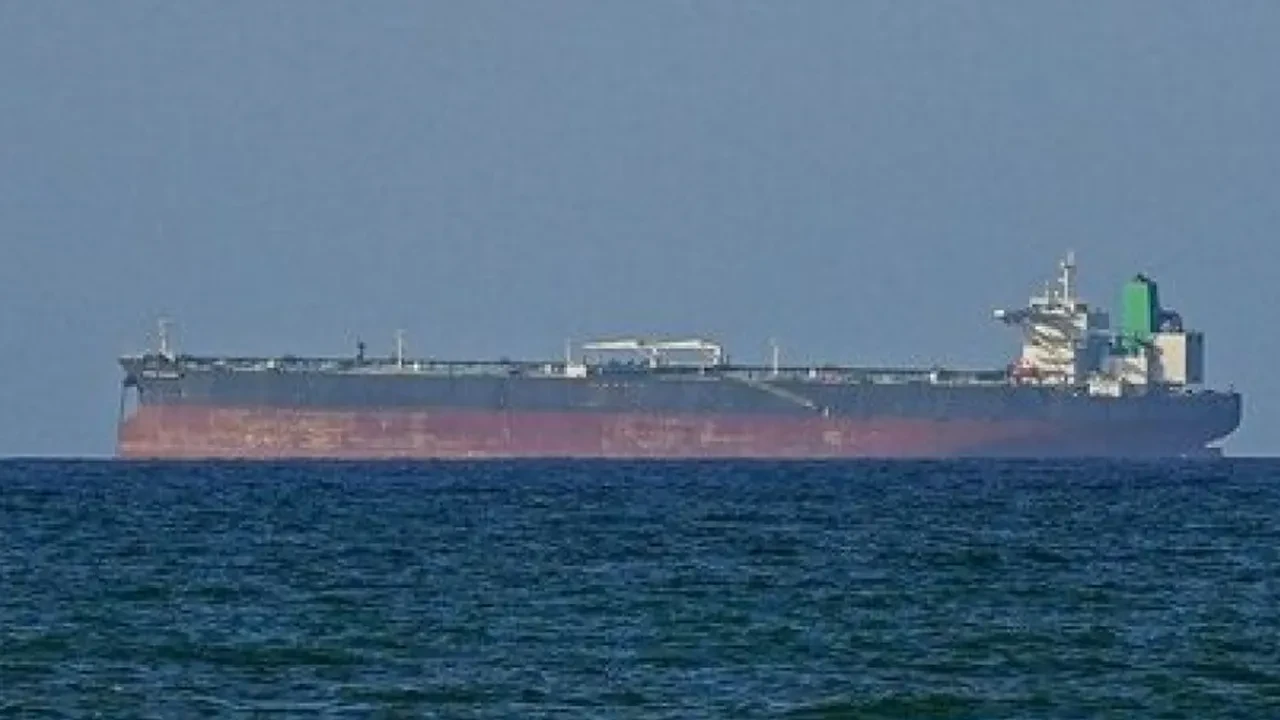 Rusya'nın 'gölge filo' taktiği İngiltere'ye takıldı! Petrol tankerine operasyon düzenlendi