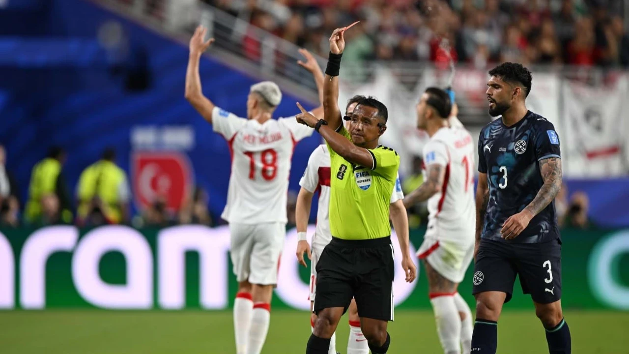 Türkiye- Paraguay maçında yeni kural ilk kez uygulandı! Kırmızı kartla Paraguay 10 kişi kaldı