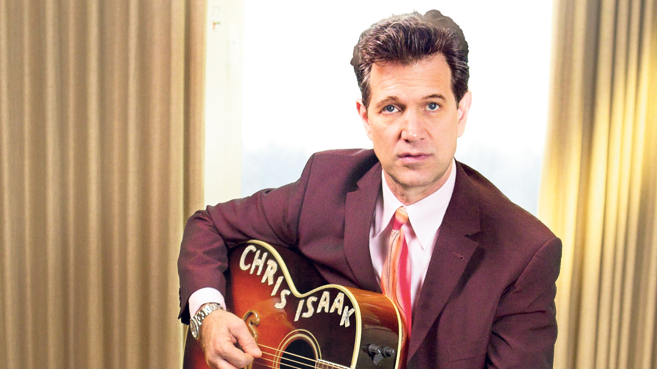 Yıllara meydan okuyan Chris Isaak: “Neyse ki sesim hâlâ her notaya çıkabiliyor ve istediğim gibi şarkı söyleyebiliyorum”