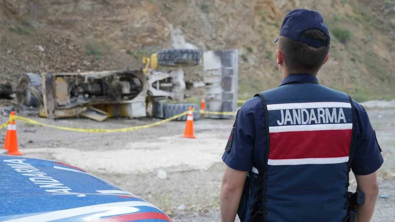 İş makinesi 20 metrelik uçurumdan yuvarlandı: Operatör ağır yaralı