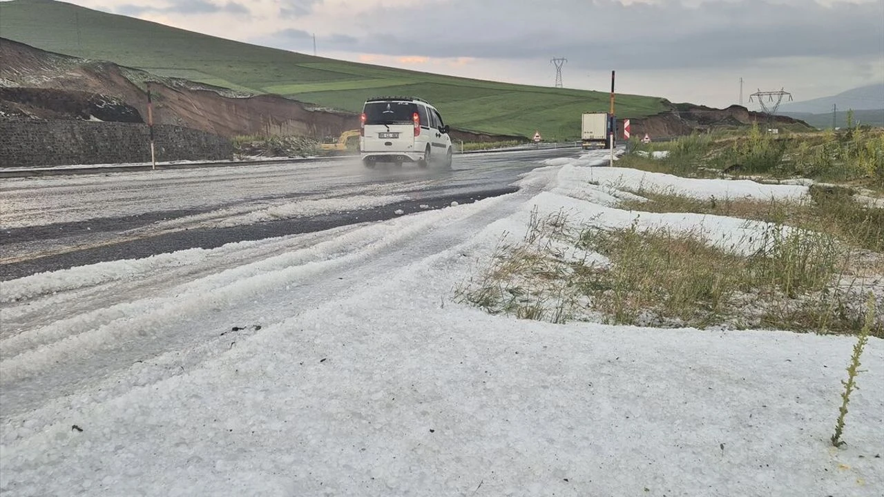 Kars’ta sağanak ve dolu etkili oldu