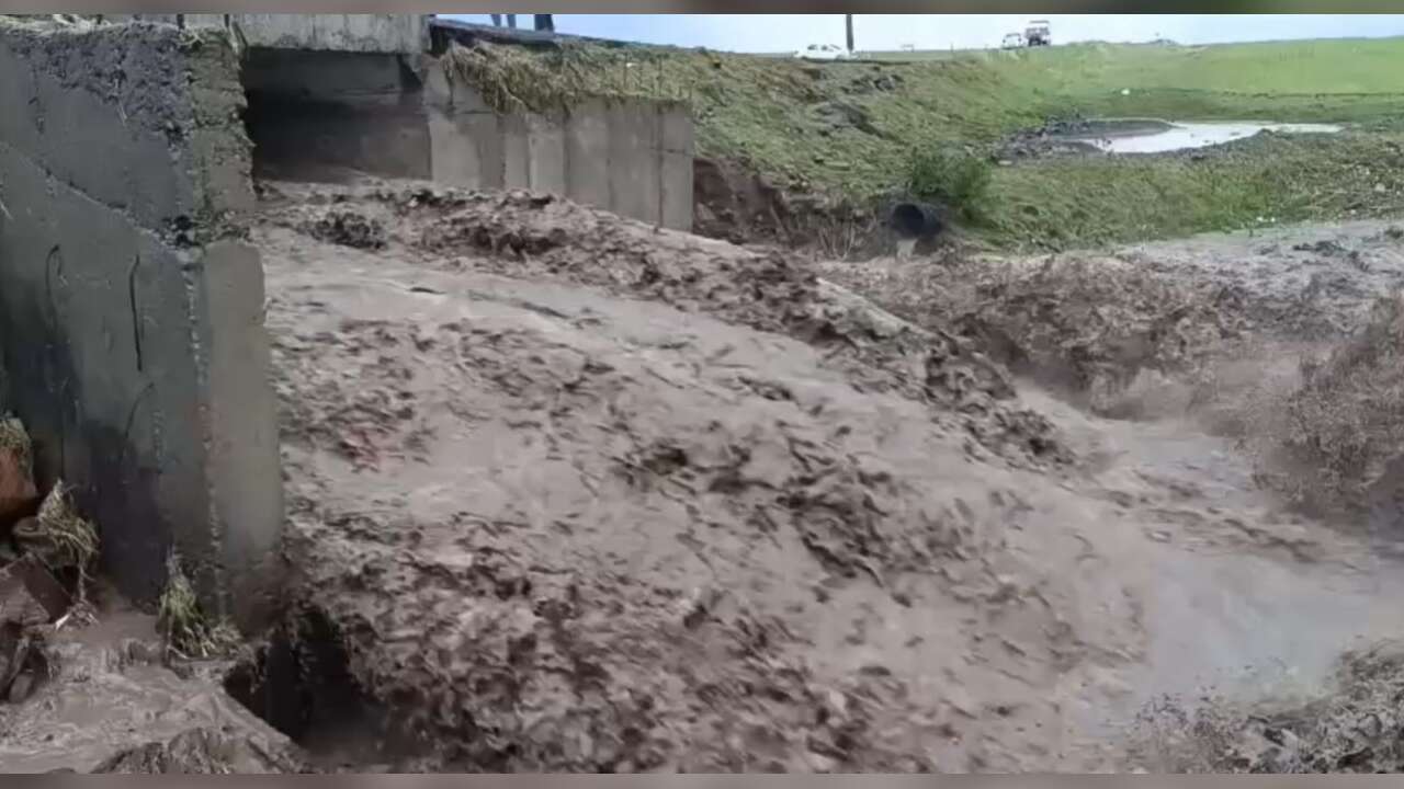 Kars'ta kuvvetli yağış hayatı felç etti: Köy yolu sular altında