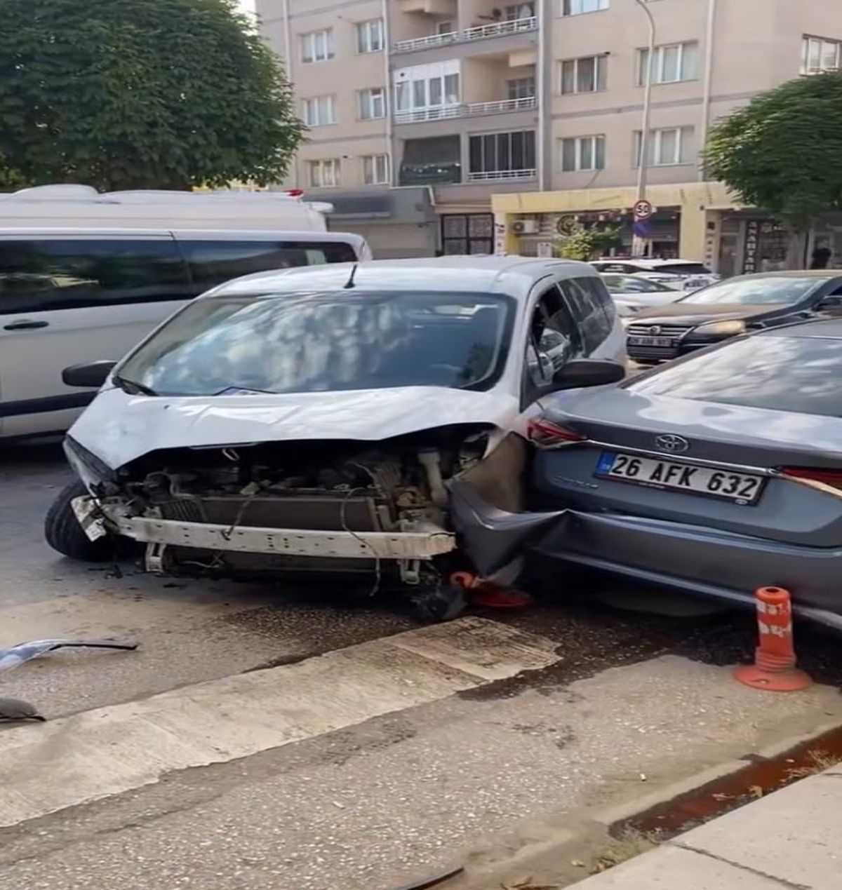 Eskişehir'de İşçi Servisi Minibüsü ile Hafif Ticari Araç Çarpıştı: 9 Yaralı
