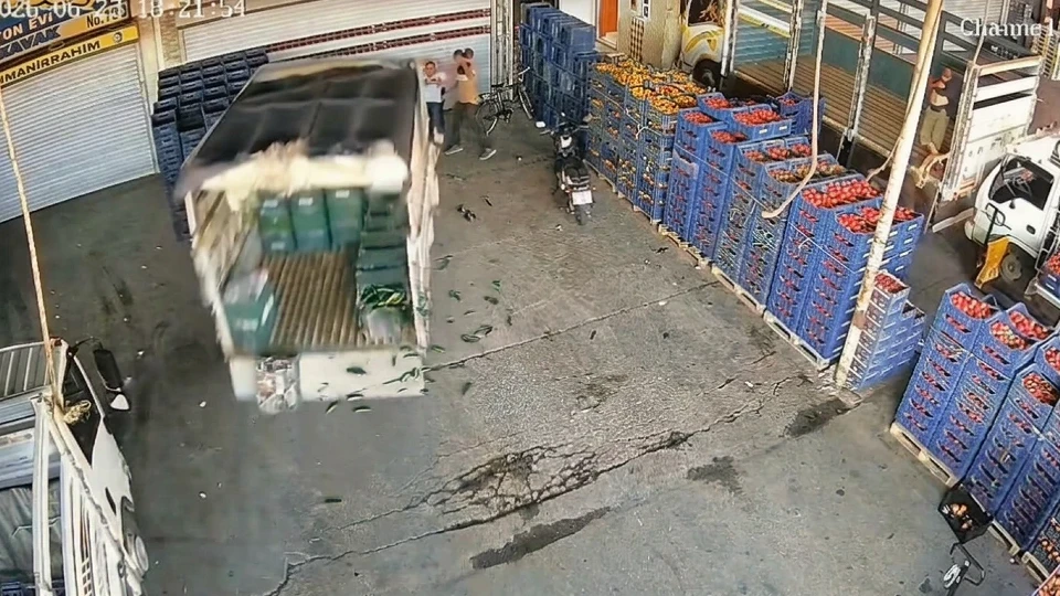 Adana'da kontrolden çıkan kamyonet oturan adama çarptı