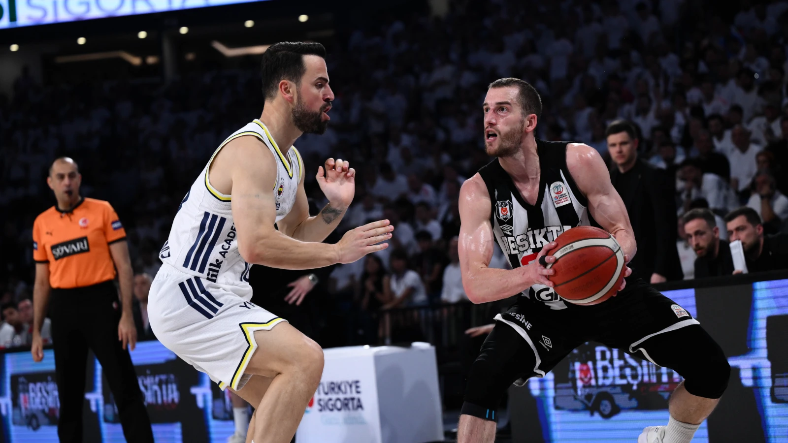 Fenerbahçe, Beşiktaş'a karşı final serisinde 2-1 öne geçti