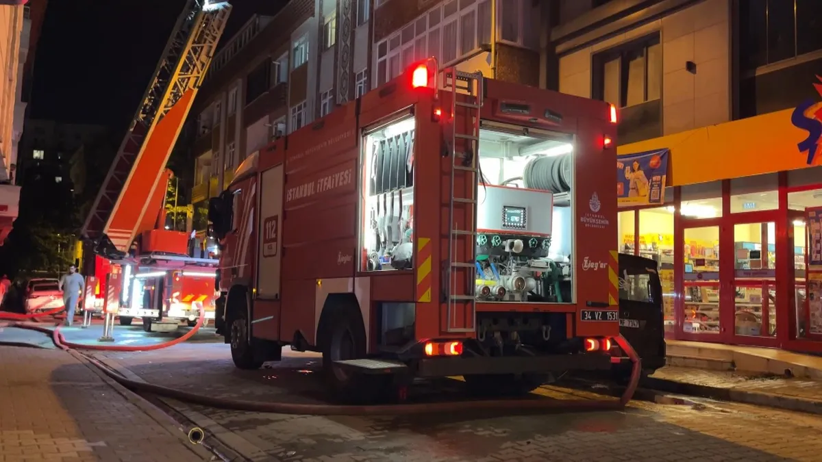 İstanbul'da geceyi aydınlatan yangın! 4 katlı binanın çatısı alev alev yandı