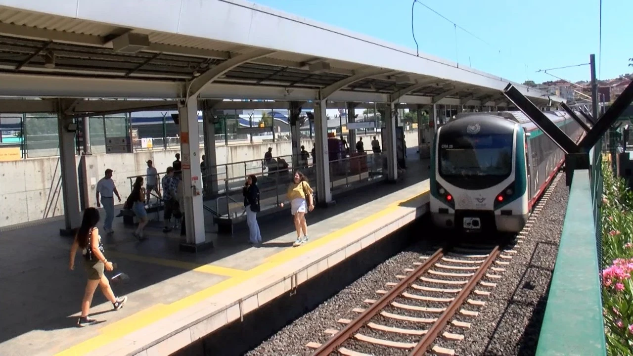 Korku dolu anlar kamerada! Marmaray'da can pazarı: Raylarda sıkışan yolcu böyle kurtarıldı