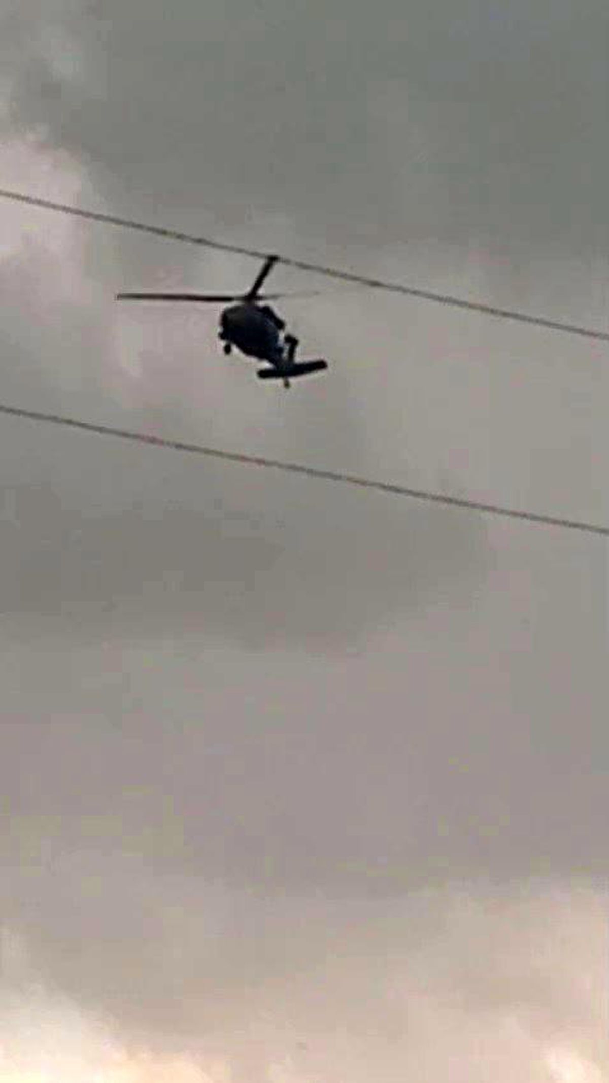 Askeri helikopter dolu ve yağmura yakalandı