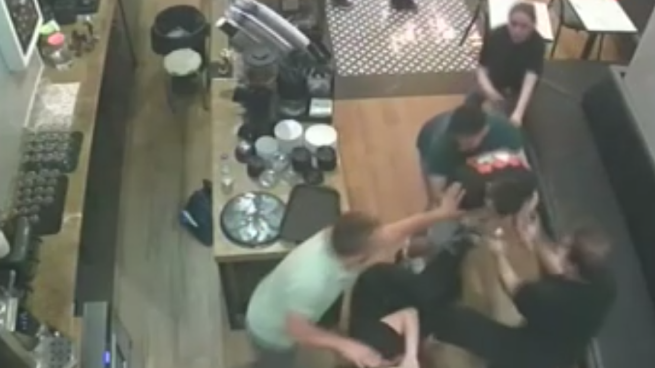 Kadıköy’de, dışarıdan gelip kafe çalışanını öldüresiye darp etti! O anlar kamerada