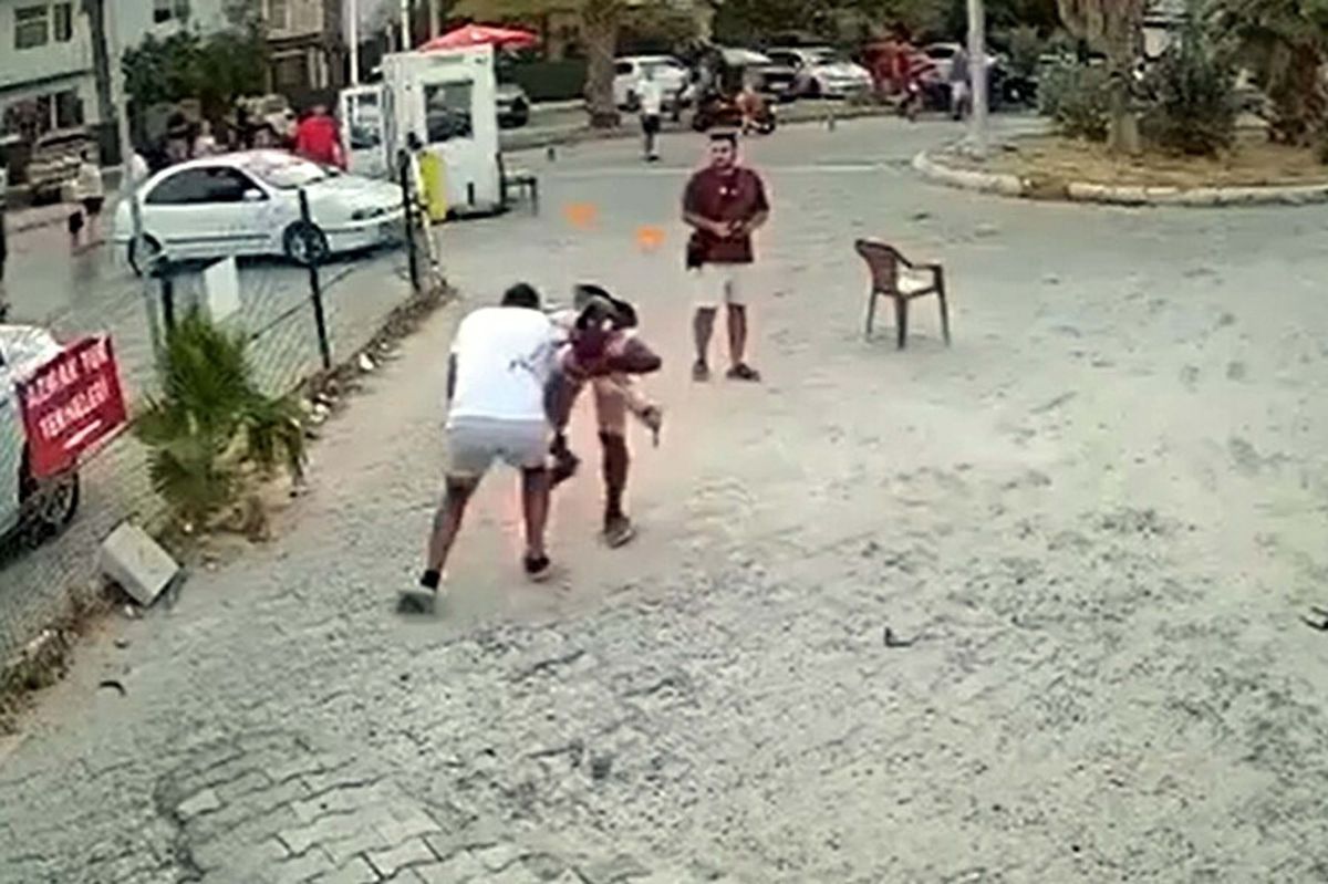 Sokakta çıkan tartışmada birbirini bıçakladılar; o anlar kamerada