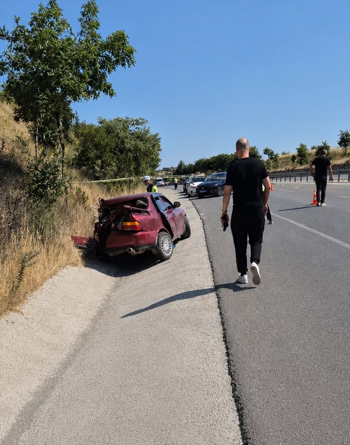 Balıkesir'de süt tankerinin çarptığı otomobilin sürücüsü öldü, eşi ve çocuğu yaralandı
