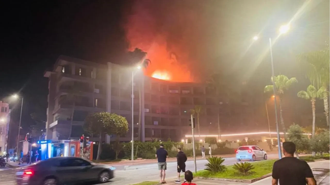 Alanya'da korkutan otel yangını: Alev alev yandı, turistler tahliye edildi!