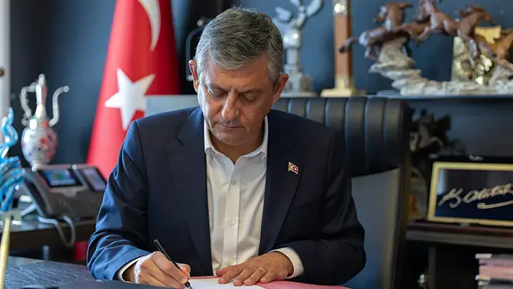 Son dakika... Özgür Özel, oy birliğiyle YENİ Parti'nin genel başkanı seçildi
