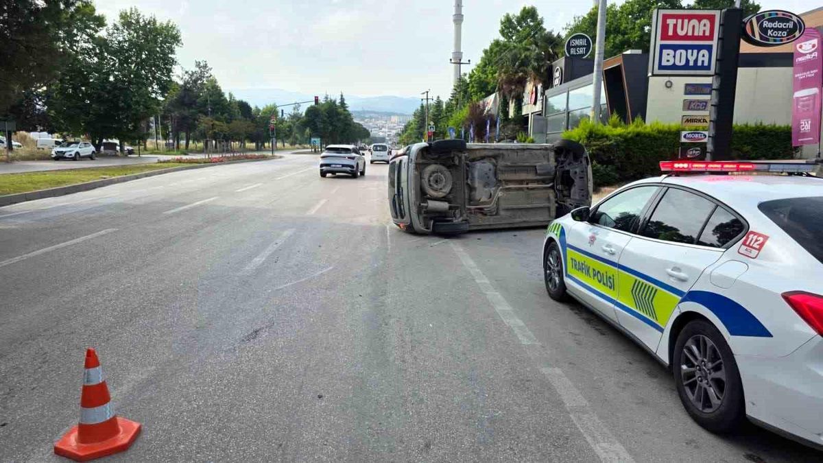 Kaldırıma çarpan araç takla attı: 2 yaralı