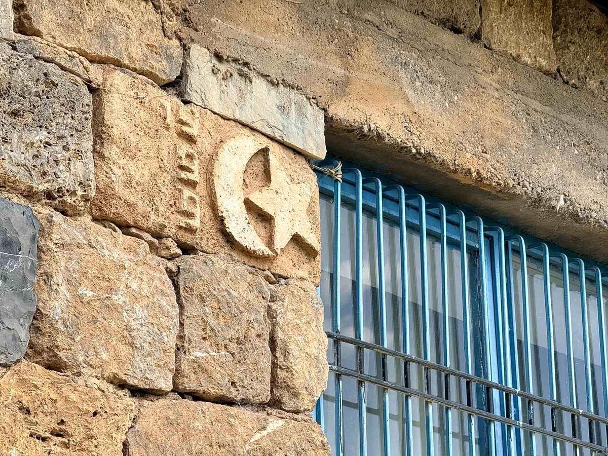 30 yıl önce kendi emeğiyle yaptığı ev turistlerin ilgi odağı oldu