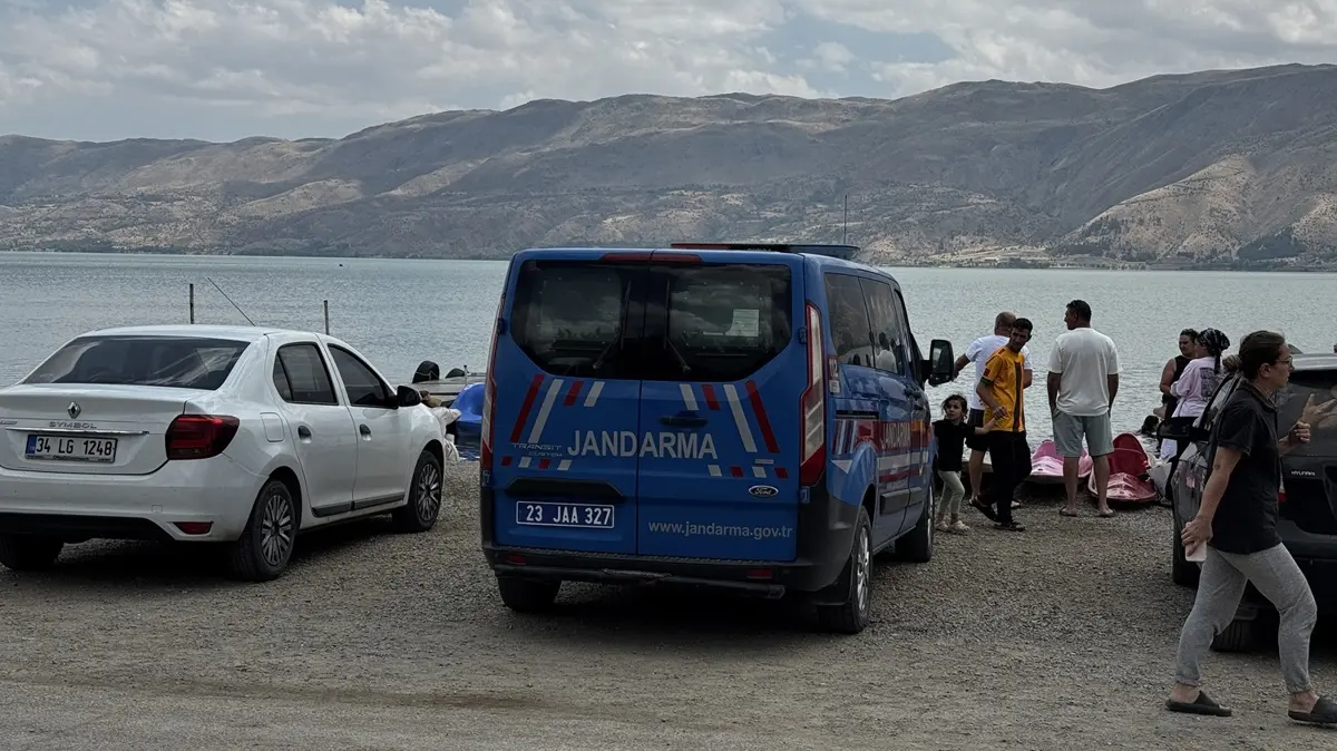 Gezinti kabusa dönüyordu! Su alan kayıktaki 8 kişi tahliye edildi