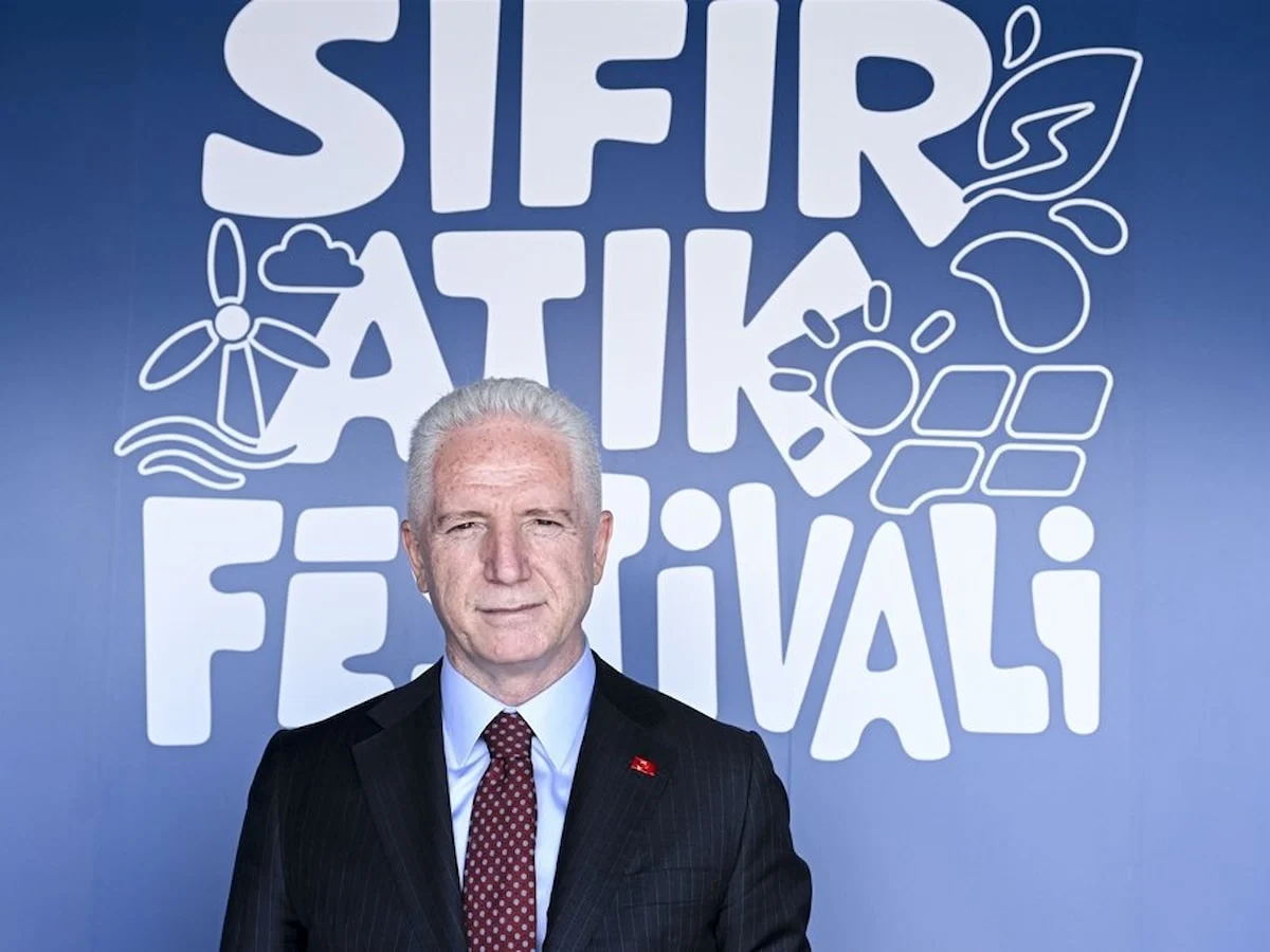 Davut Gül, Atatürk Havalimanı'ndaki "Sıfır Atık Festivali" alanını ziyaret etti