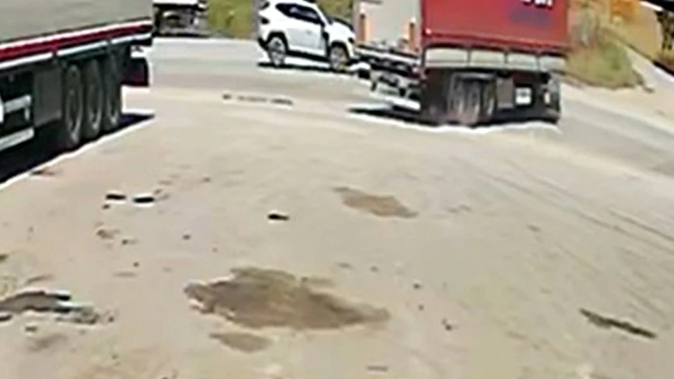 Edirne'de otomobil takla atıp TIR'ın altına girdi: O anlar saniye saniye kamerada