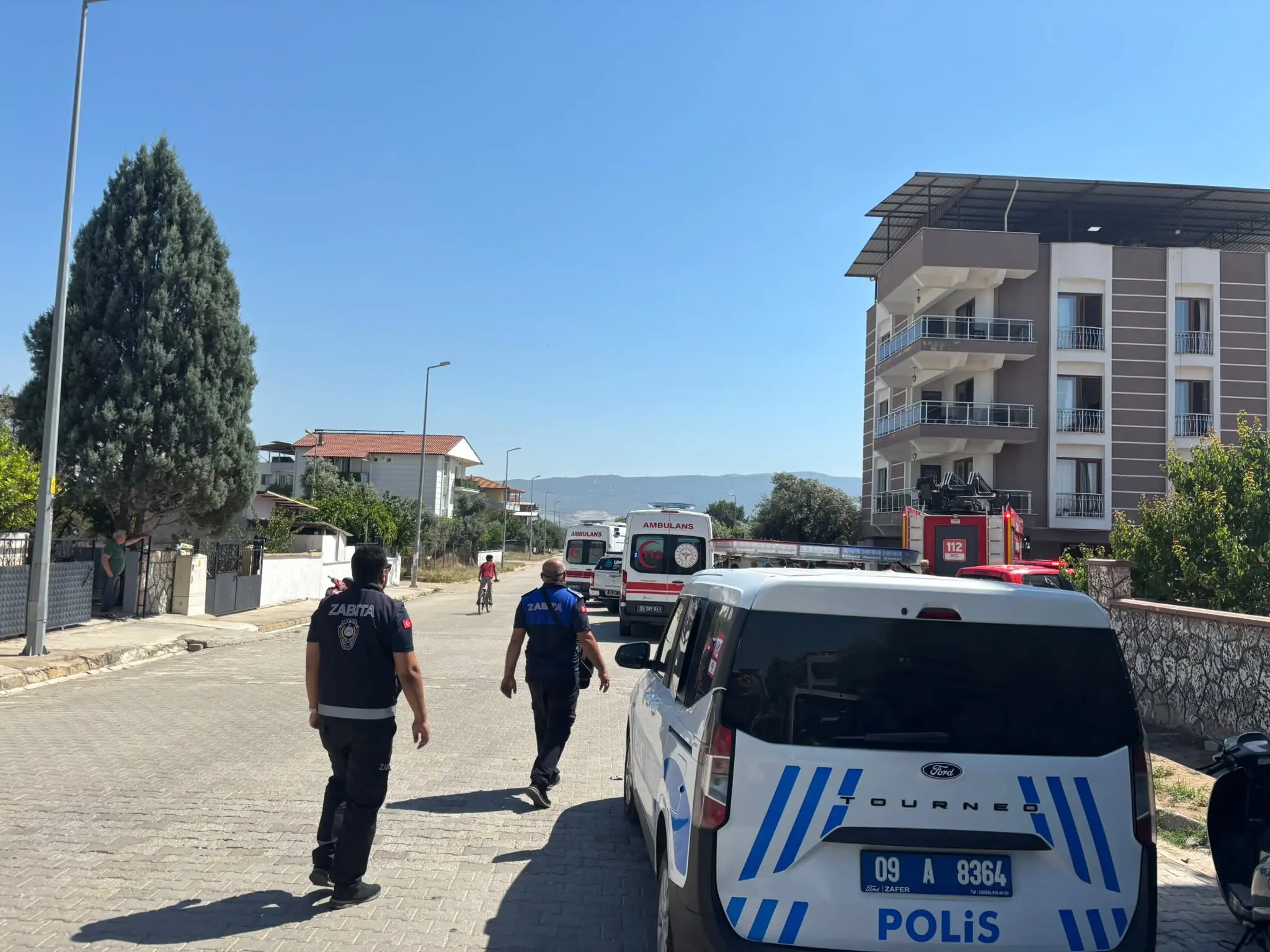 Aydın'da korkutan yangın! Çatıdaki kartonlar alevlere teslim oldu
