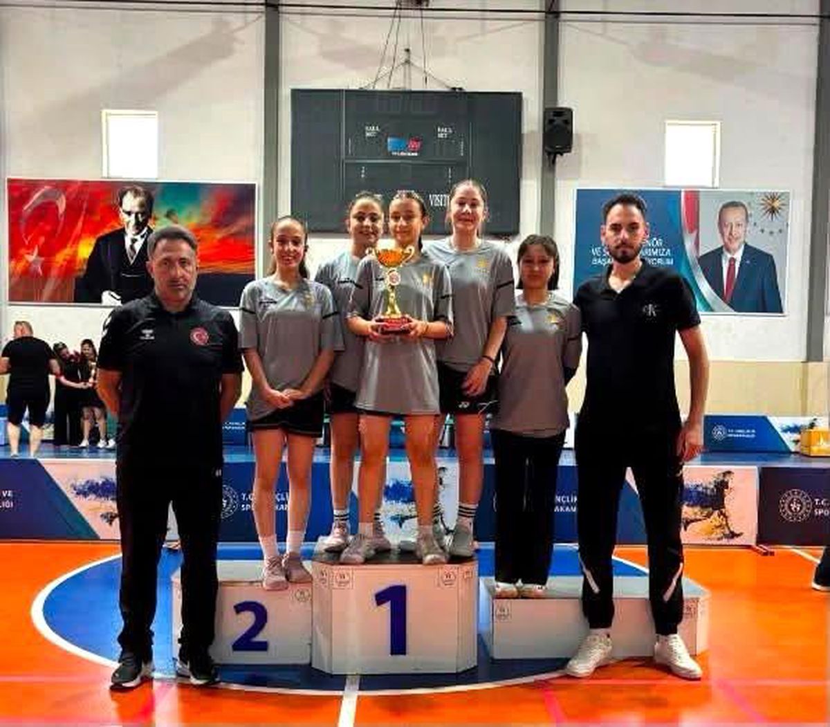 Erzincan ANALİG badmintonda kız ve erkeklerde grup birincisi oldu