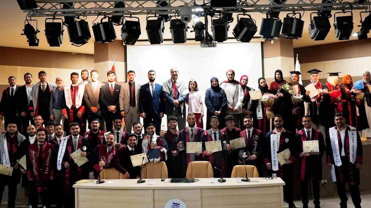 KBÜ'de Filistinli öğrenciler mezuniyet sevinci yaşadı