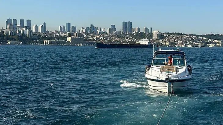 İstanbul'da Kız Kulesi önlerinde sürüklenen tekne kurtarıldı