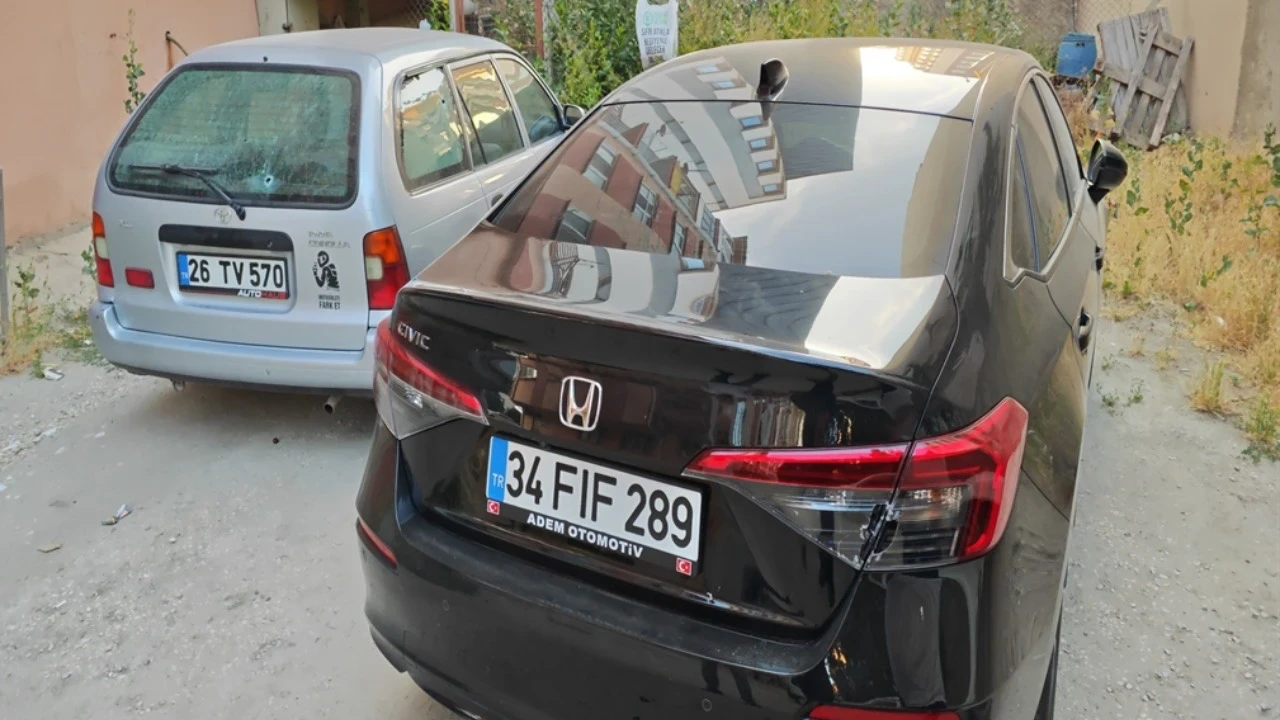 Park halindeki araçlara kurşun yağdı: 2 otomobile 5 mermi isabet etti