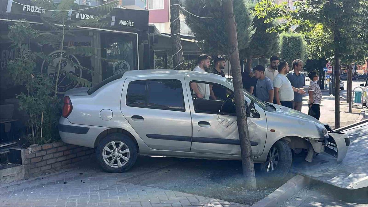 Niğde’de Araç İş Yerine Daldı: Yaralanan Yok