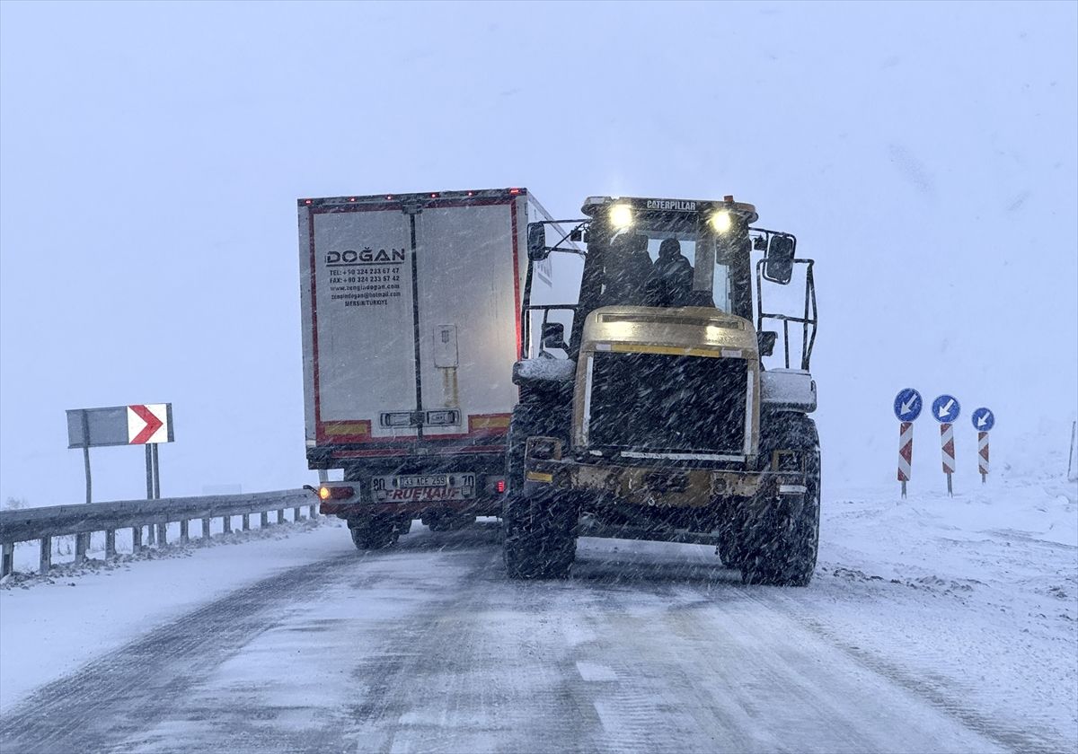 Ardahan'da kar yağışı bazı yollarda ulaşımı aksatıyor