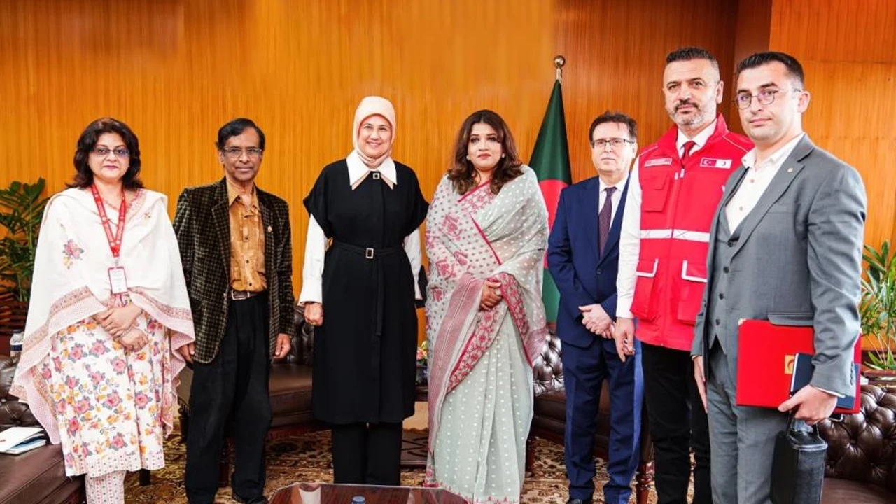 Kızılay Genel Başkanı Yılmaz, Arakanlı Müslümanların kamplarını ziyaret etti