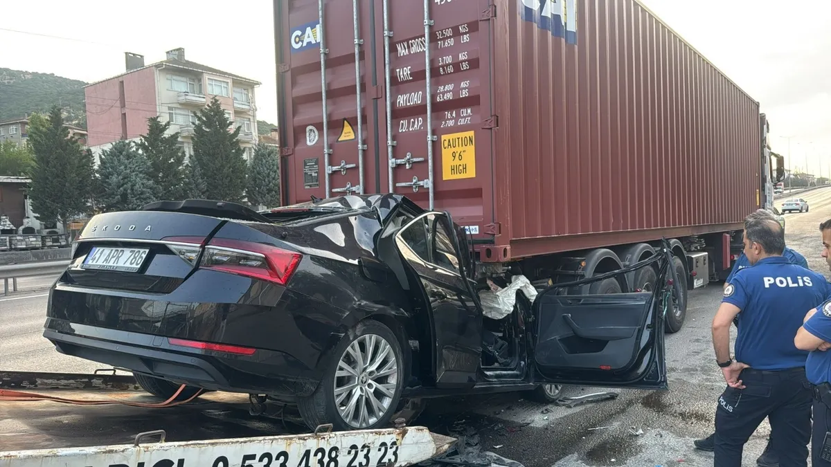Kocaeli’de kahreden kaza: Baba ile oğlu aynı araçta can verdi!