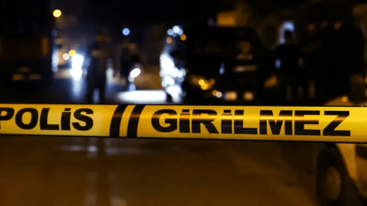 Bakırköy'de motosiklet elektrik direğine çarptı: 2 ölü