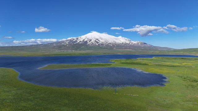 Süphan Dağı ile Cil Gölü'nün eşsiz uyumu havadan görüntülendi
