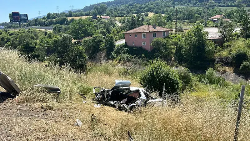 Bolu'da otoyolda otomobil şarampole devrildi: 1 ölü, 3 yaralı