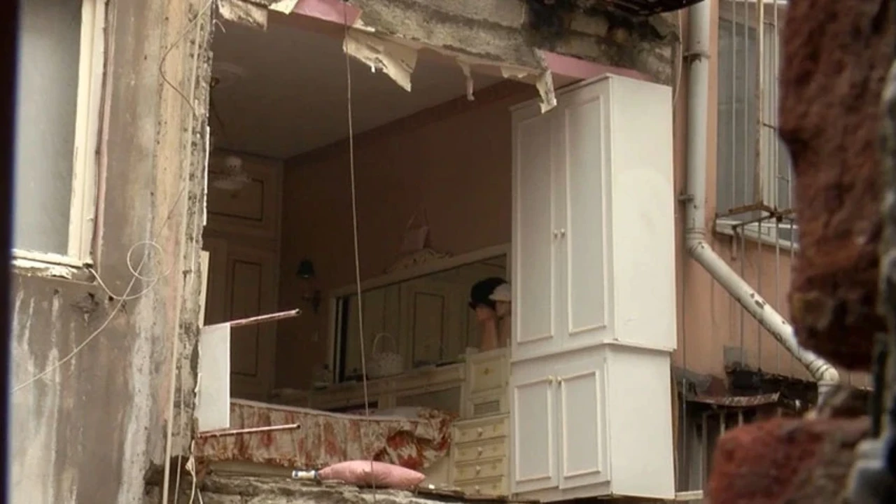 Şişli’de binanın duvarı çöktü! Deprem oldu sandılar