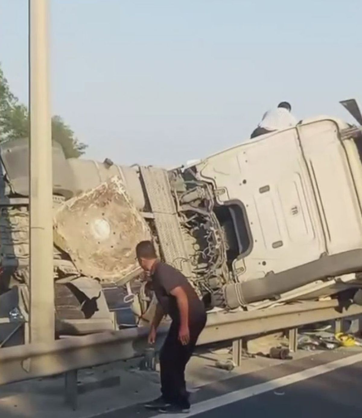 Büyükçekmece'de beton tankeri devrildi; yol trafiğe kapatıldı