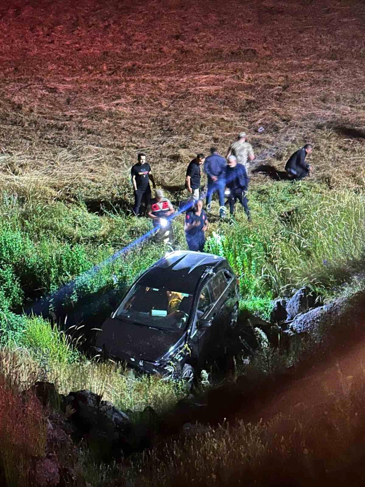 Elazığ'da kontrolden çıkan cip köprüden dereye uçtu: 3 yaralı