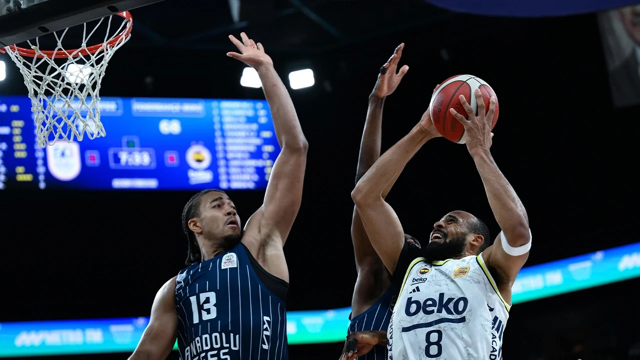 Fenerbahçe Beko Anadolu Efes'i uzatmada yıkarak ilk finalist oldu