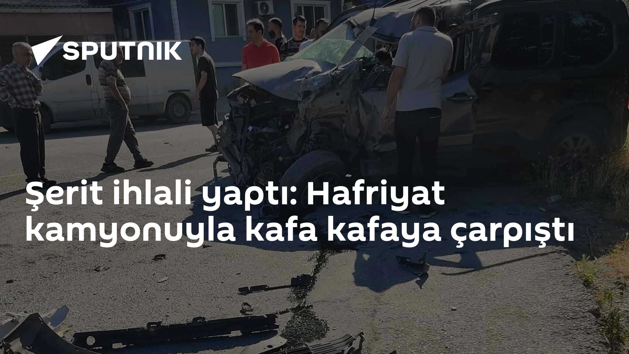Şerit ihlali yaptı: Hafriyat kamyonuyla kafa kafaya çarpıştı