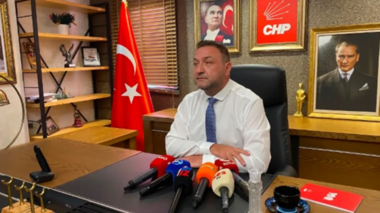 CHP İzmir İl Başkanı Utku Gümrükçü 'yangın hortumlu' devir teslimde yaşanan krizi anlattı: 'Bana sinkaflı küfürler etti'