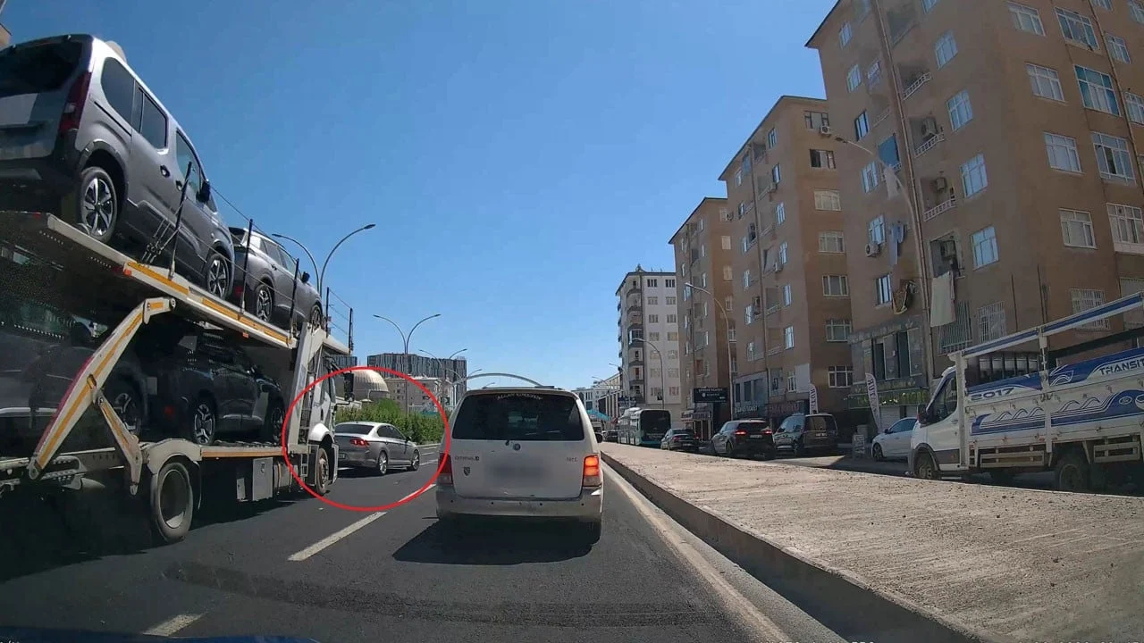 O anlar kameraya yansıdı! TIR’ın önüne kırdı, facia teğet geçti!
